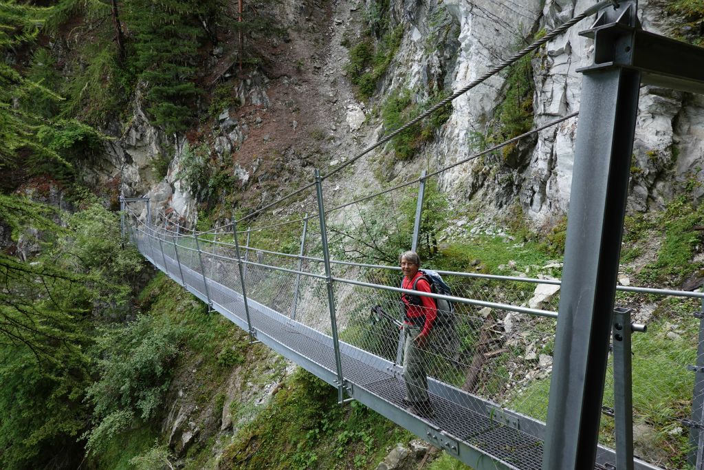 Maintenant le chemin est équipé d'un pont métallique. C'est plus sûr